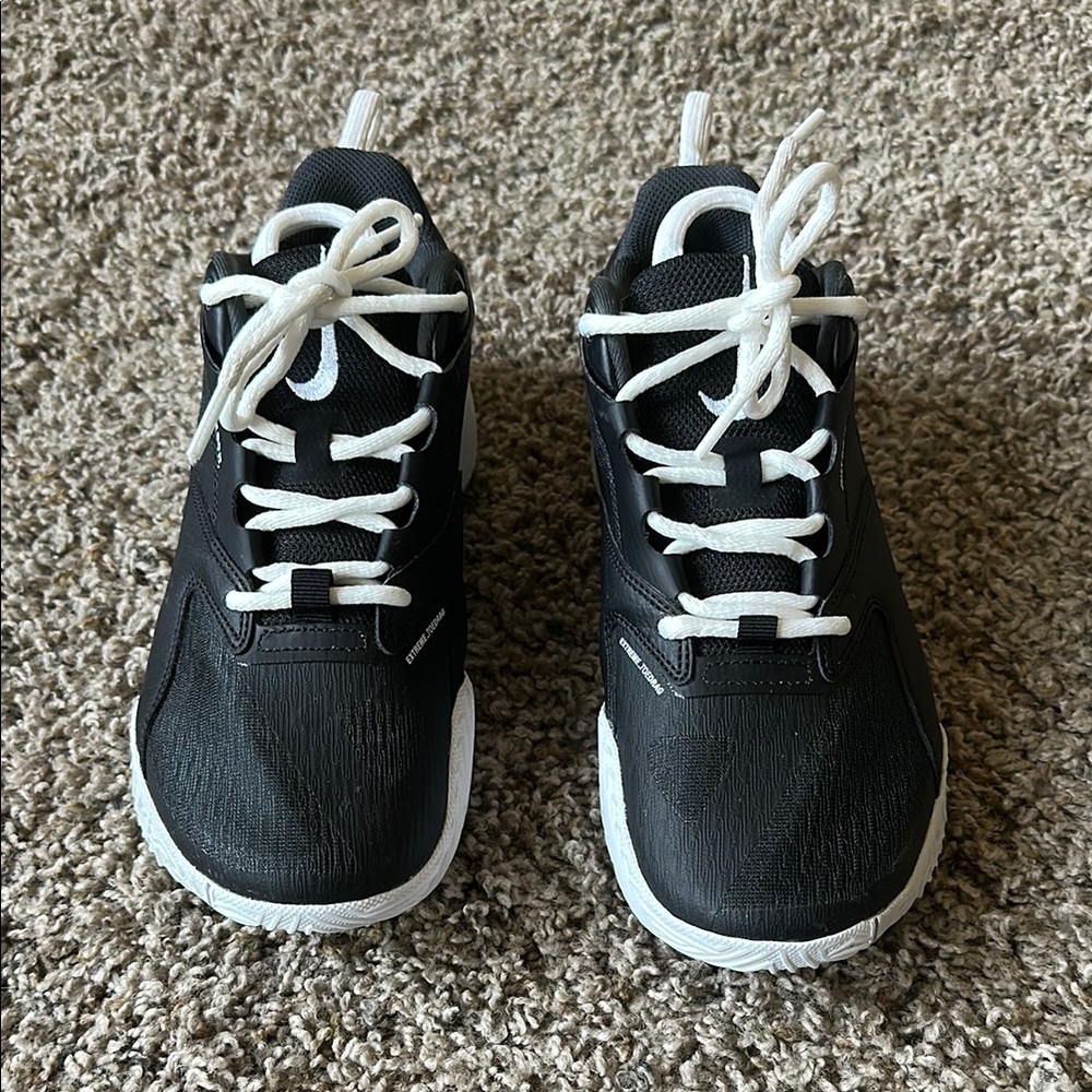 Nike  Zoom Black and White Volleyball Shoes size 6